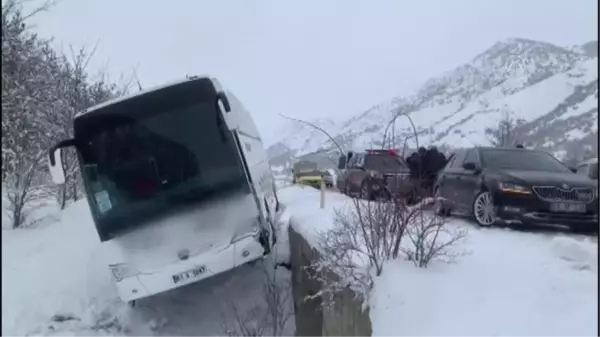 GÜMÜŞHANE - Otomobille çarpışan yolcu otobüsü yoldan çıktı