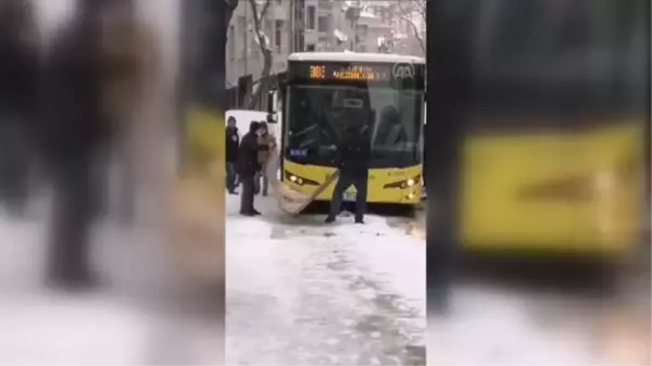 İstanbul'da karlı rampayı çıkamayan İETT otobüsünün altına halı serildi