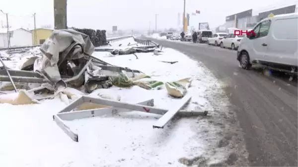 İSTANBUL-PENDİK'TE BUZLANAN YOLDA TIR DEVRİLDİ