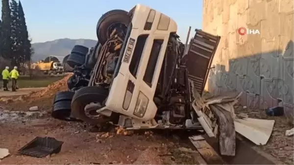 İzmir'de korkunç kaza: Kamyonla 20 metre yükseklikten düştü, hayatını kaybetti