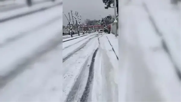 Yedikule'de kar yağışı sürücülere zor anlar yaşattı