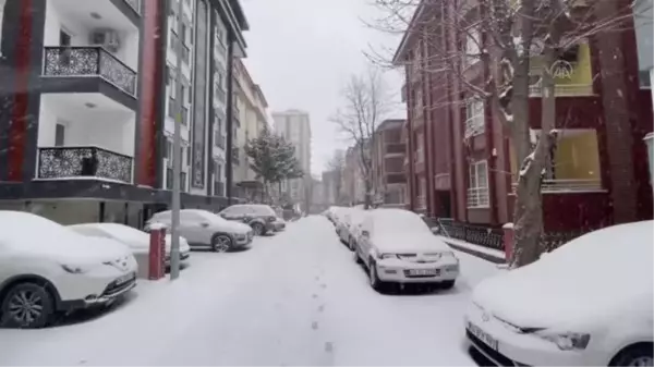 Yoğun kar nedeniyle bazı araçlar yolda kaldı - Ümraniye/Samandıra