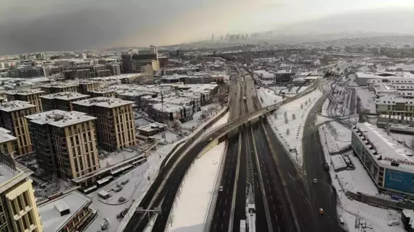 İstanbul'a kar yağdı, yollar boş kaldı