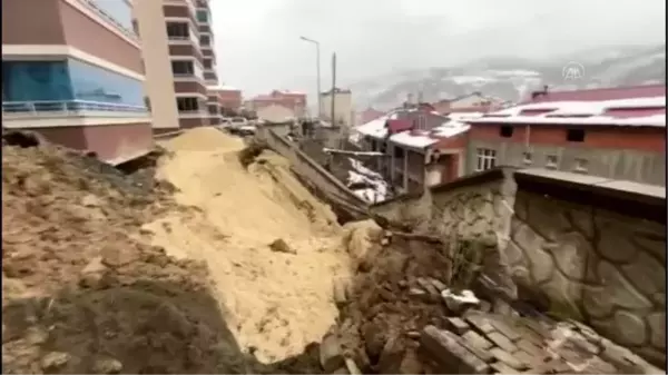 Heyelan nedeniyle ev ile iş yeri zarar gördü