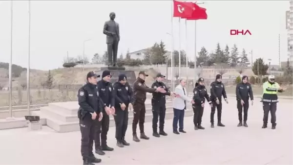 Son dakika haber... KIRIKKALE'DE POLİSLERDEN İŞARET DİLİYLE 'ÇANAKKALE TÜRKÜSÜ'