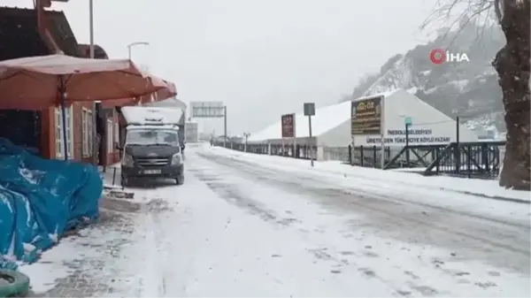 Son dakika yerel: Soğuk hava ve kar yağışı ilçede hayatı durma noktasına getirdi, müşteri bulamayan pazarcı esnafı ateş başında ısındı