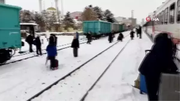 Doğu Ekspresi çığ düşmesi sonucu yolda kaldı