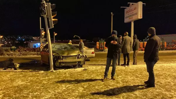 Son dakika: 3 otomobilin karıştığı zincirleme kazada 7 kişi yaralandı