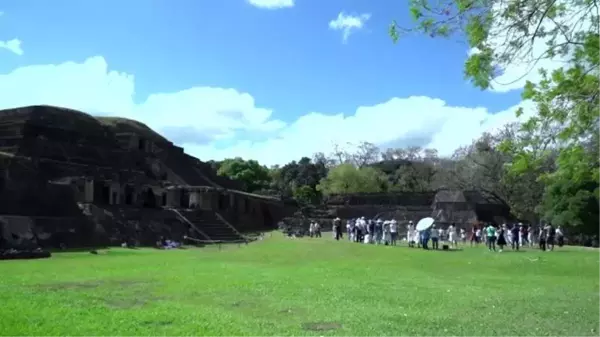 El Salvador'daki Nahua yerlileri toprak ananın uyanışını danslarla karşıladı