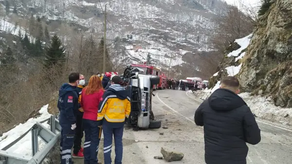 Son dakika haberleri: Trabzon'da kamyonetin üzerine kaya düşmesi sonucu 4 kişi öldü (2)