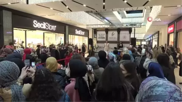 Gelinlik defilesinde kadına şiddete yönelik tasarlanan çiçekli gelinlik ilgi odağı oldu