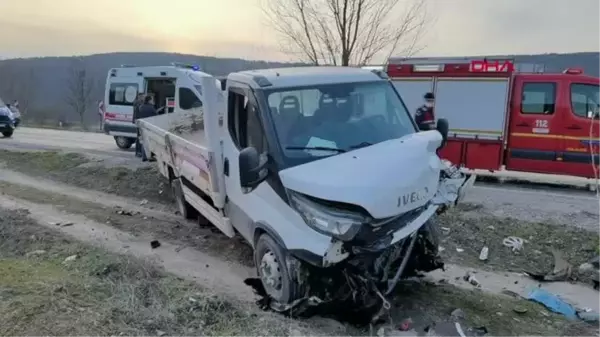 BURSA'DA OTOMOBİL İLE KAMYONET ÇARPIŞTI 2 YARALI