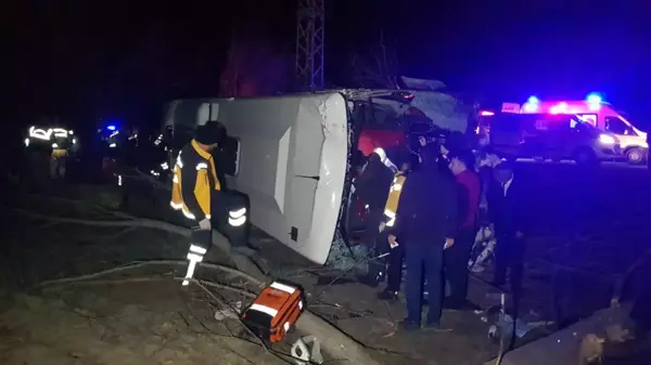 Erzincan'da yolcu otobüsü şarampole devrildi