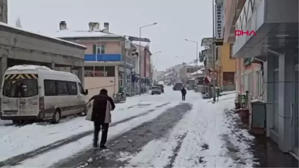 POSOF-ARDAHAN KARAYOLU YOĞUN KAR YAĞIŞIYLA TRAFİĞE KAPANDI