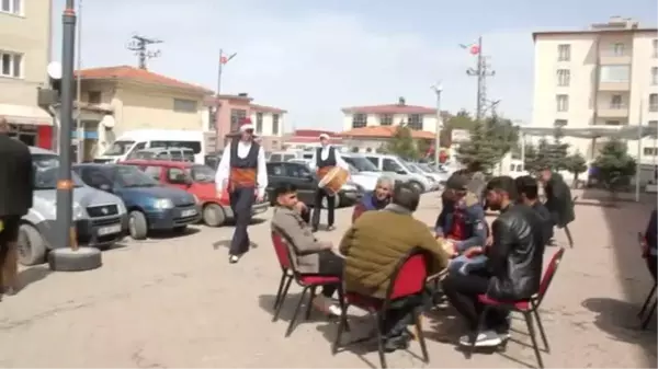 Son dakika haberleri... Hafik'te yöresel kıyafetli davulcular manilerle esnafı ziyaret etti