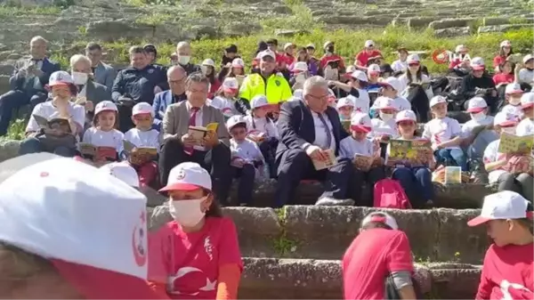 Öğrenciler kitaplarını bu kez antik kentte okudu