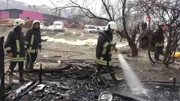 Yangında telef olan koyunlarının başında böyle gözyaşı döktü