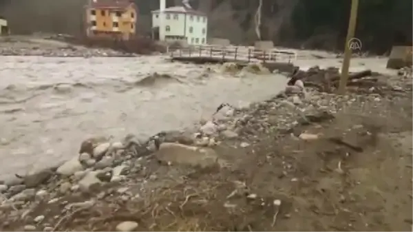 KASTAMONU - Geçici köprüsünün bağlantıları yıkılan mahalleye ulaşım sağlanamıyor