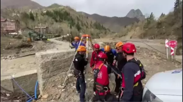 Son dakika haber | KASTAMONU - Köprüsü selde yıkılan köydeki hasta çay üzerinden halatlarla karşıya geçirildi