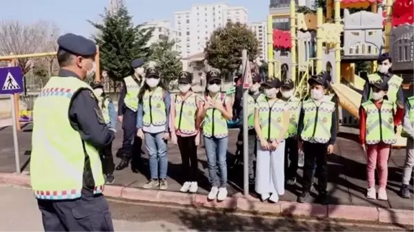 Jandarma, kırsalda yaşayan öğrencilere trafik eğitimi veriyor