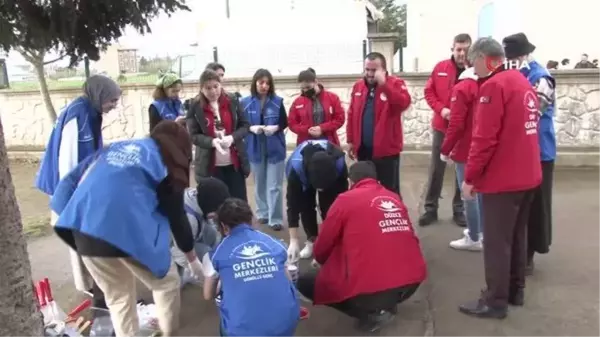 Romanlar gününde okulun duvarlarını boyadılar