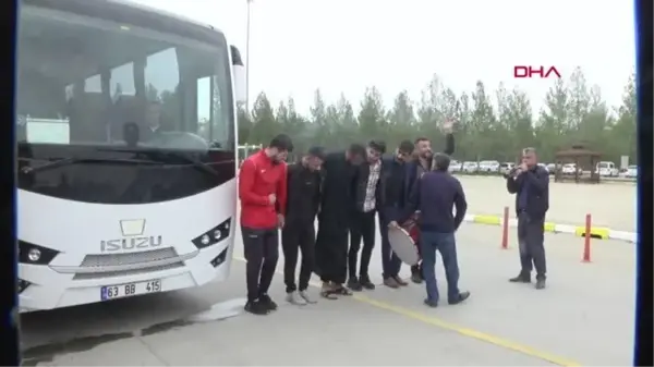 SPOR Avrupa şampiyonu Murat Fırat'a memleketi Şanlıurfa'da davul ve zurnalı karşılama