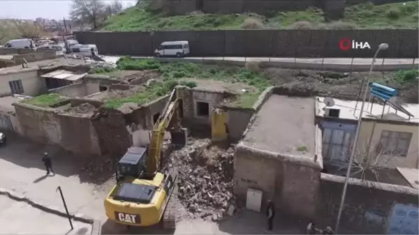 Tarihi Siverek Kalesi'nin eteğindeki kamulaştırılan binaların yıkımına başlandı