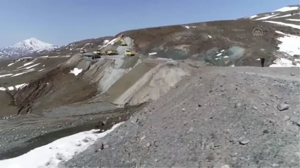 Heyelan nedeniyle köy yolunda ulaşım sağlanamıyor