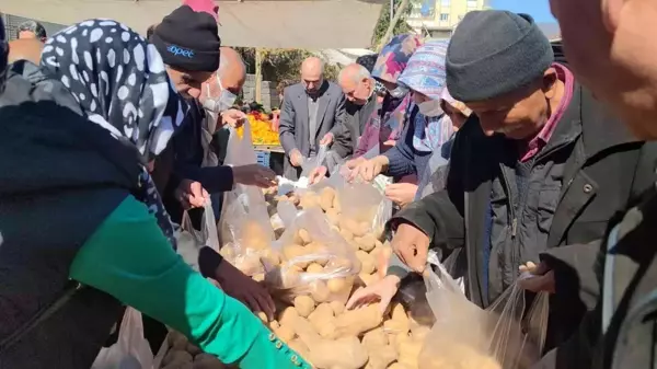 Belediye pazarda tezgah açtı! Fiyatları gören tezgahta ürün bırakmadı