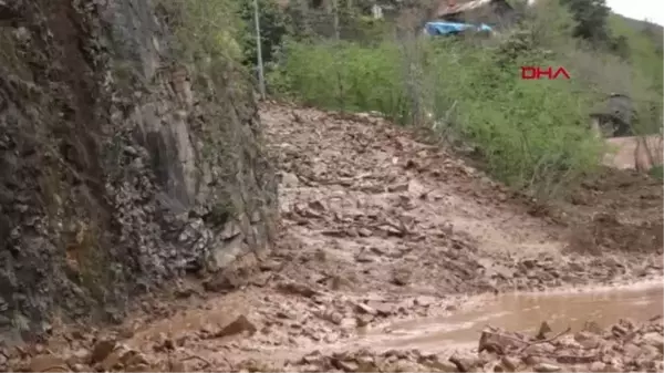 Son dakika haber: TRABZON'DA HEYELAN YOL KAPATTI; O ANLAR KAMERADA