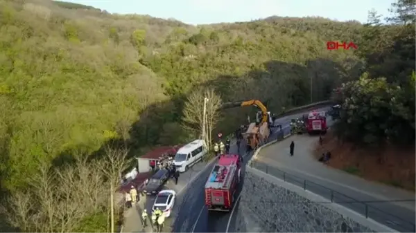 Sarıyer'de gecekondu üzerine demir yüklü TIR devrildi