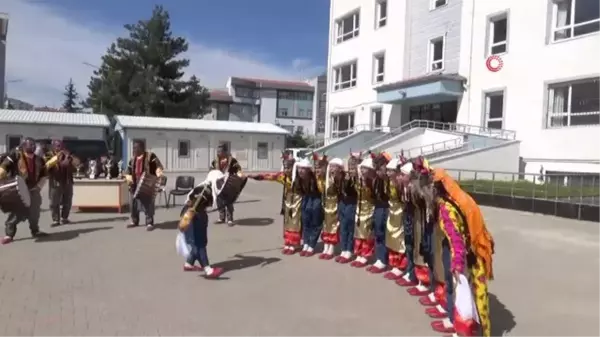 Türkiye 3'üncüsü olan Halk oyunları ekibi ödüllendirildi