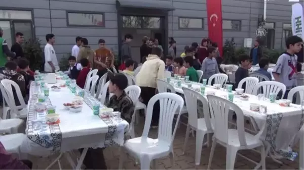 Suriyeli yetim çocuklar iftarda buluştu