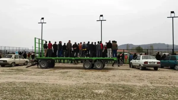 Amatör Lig maçını kamyon ve römorkların üzerinden izlediler