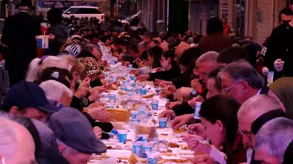 Bakan Yardımcısı Gürcan vatandaşlarla iftar açtı