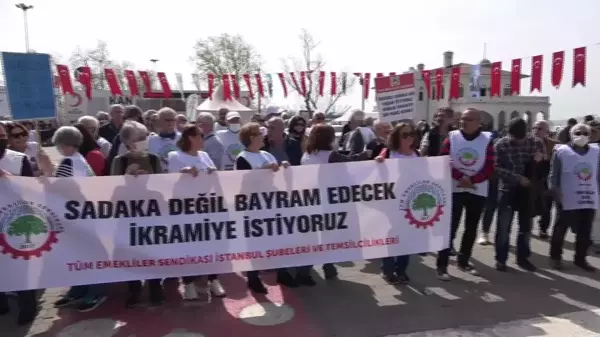 Emekliler, Bayram İkramiyesine Zam Yapılmamasını Kadıköy'de Protesto Etti: 