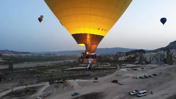 Kapadokya'da balonlar Türk bayrakları ve Atatürk posteri ile uçtu