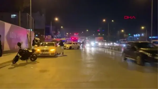 İSTANBUL-TUZLA'DA OTOMOBİL, PARK HALİNDEKİ MİNİBÜSE ÇARPTI: 4 YARALI