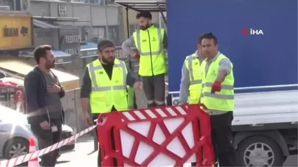 Kadıköy'de bakıma alınan Boğa Heykeli'nin üzerine çıkıp fotoğraf çektirdi