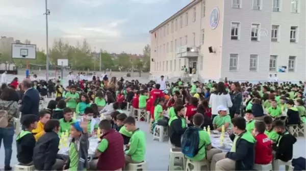 Okulda iftar yapan öğrenciler 