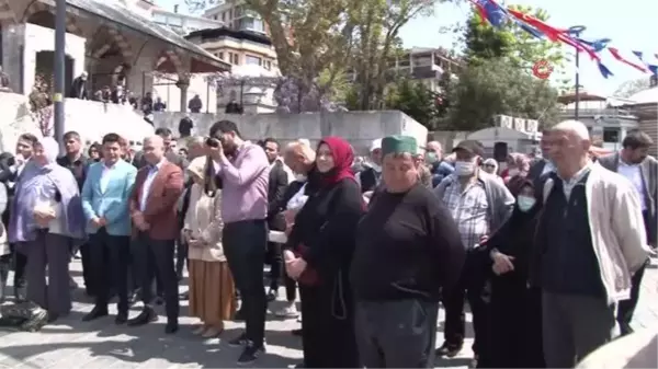 Üsküdar'da binlerce mor salkım ve erguvan vatandaşlara dağıtıldı