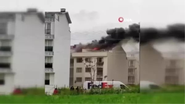 Yangında can pazarı...Çatısı alev alev yanan 3 katlı binada 'yardım edin' çığlıkları yükseldi