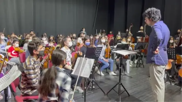 Dar gelirli ailelerin çocuklarını müzikle buluşturan orkestra büyüyor