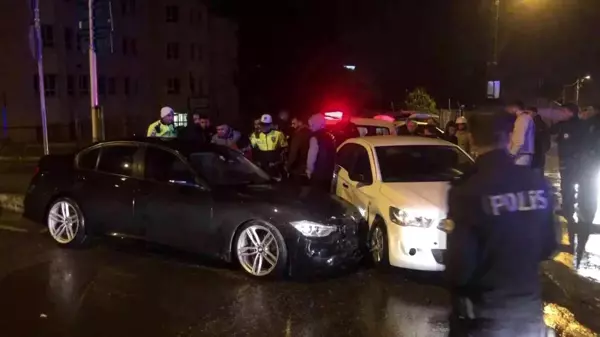 Son dakika haber! Maltepe'de, 1 kişinin yaralandığı kaza sonrası sürücülerin kavgası kamerada