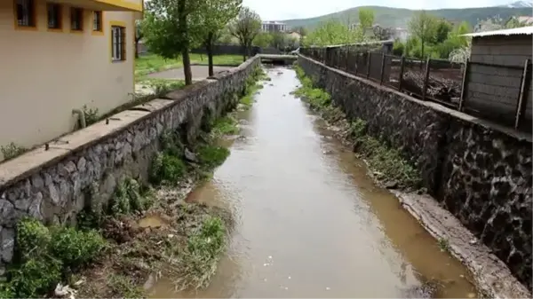 Güroymak Belediyesi tarafından dere temizliği