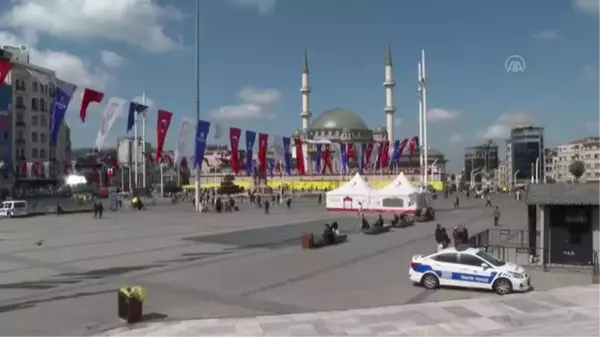 Taksim Meydanı'nda yaya ve sürücülere 