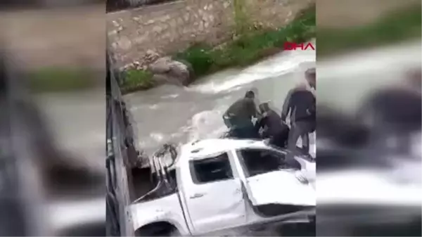 VAN'DA KAMYONET DEREYE UÇTU: 2 ÖLÜ, 3 YARALI