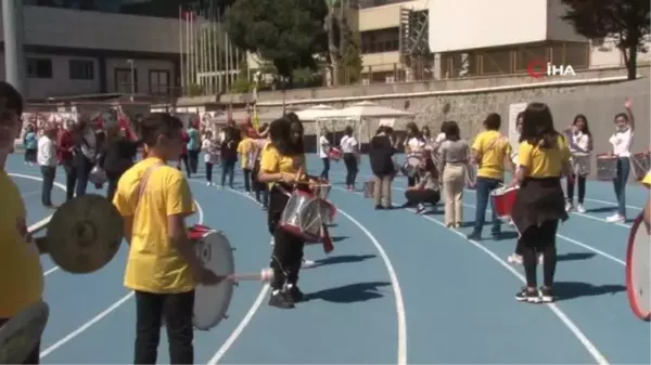 2 bin 100 sporcu, Üsküdar'da 15. Uluslararası Özel Sporcular Atletizm Şenliğinde ter döktü