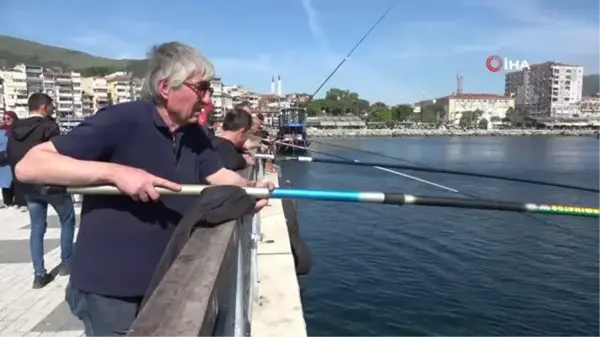 Gemlik'te müsilaj sona erdi, oltacılar deniz kenarına akın etti