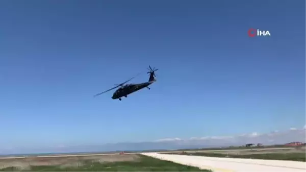 Bel kısmı doğuştan açık olan bebek helikopterle hastaneye ulaştırıldı